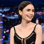 Η Λίλι Κόλινς για Μητσοτάκη στο «Tonight Show»: «Μετά από μια δύσκολη μέρα… κυβερνάς την Ελλάδα και βλέπεις Emily in Paris;»