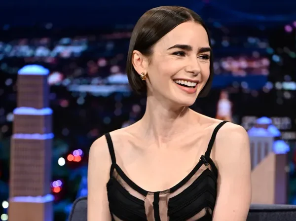 Η Λίλι Κόλινς για Μητσοτάκη στο «Tonight Show»: «Μετά από μια δύσκολη μέρα… κυβερνάς την Ελλάδα και βλέπεις Emily in Paris;»