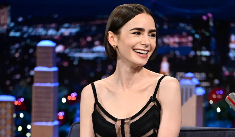 Η Λίλι Κόλινς για Μητσοτάκη στο «Tonight Show»: «Μετά από μια δύσκολη μέρα… κυβερνάς την Ελλάδα και βλέπεις Emily in Paris;»