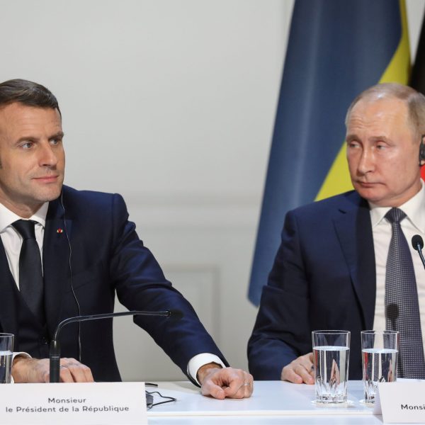 Μακρόν: Η Ευρώπη ίσως αναγκαστεί να ανοίξει απευθείας διάλογο με τον Πούτιν&hellip;