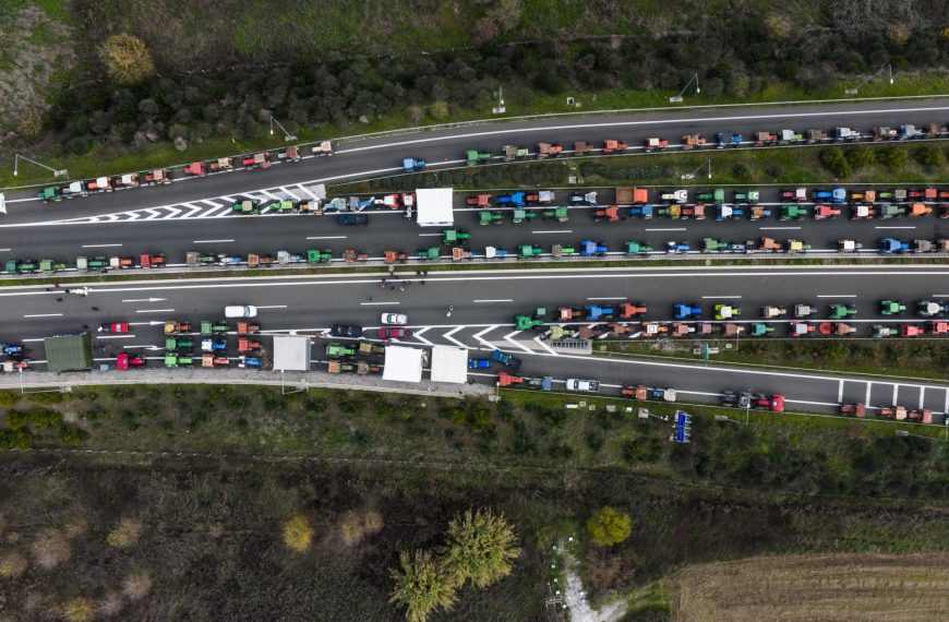 Αγροτικά μπλόκα σε πλήρη ανάπτυξη σε όλη τη χώρα εν όψει κρίσιμων αποφάσεων