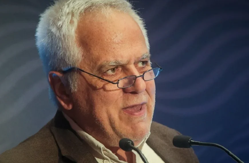 Απειλές κατά του Πάσχου Μανδραβέλη μετά τα σχόλιά του για τον «Φραπέ» στην εξεταστική του ΟΠΕΚΕΠΕ