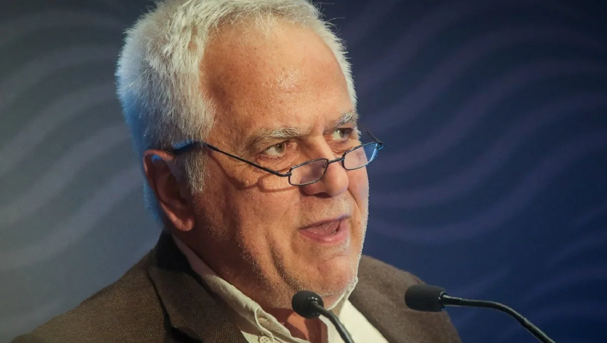 Απειλές κατά του Πάσχου Μανδραβέλη μετά τα σχόλιά του για τον «Φραπέ» στην εξεταστική του ΟΠΕΚΕΠΕ