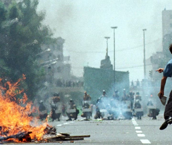 Το κύμα διαμαρτυριών στο Ιράν επεκτείνεται: Φοιτητές στους δρόμους, έμποροι και κυβέρνηση σε αμηχανία