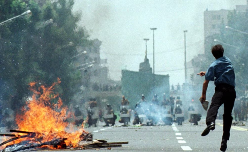 Το κύμα διαμαρτυριών στο Ιράν επεκτείνεται: Φοιτητές στους δρόμους, έμποροι και κυβέρνηση σε αμηχανία