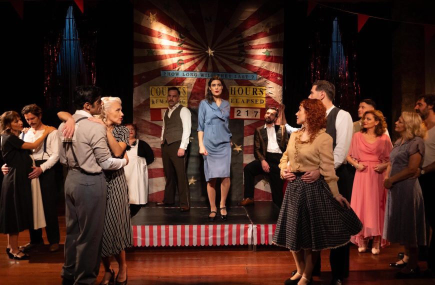 «Σκοτώνουν τα άλογα όταν γεράσουν»: Η εμβληματική νουβέλα του Horace McCoy ζωντανεύει στο θέατρο Εν Αθήναις