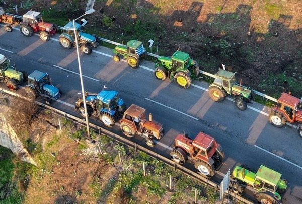 Οι αγρότες εντείνουν την πίεση ενόψει της πανελλαδικής σύσκεψης στη Νίκαια