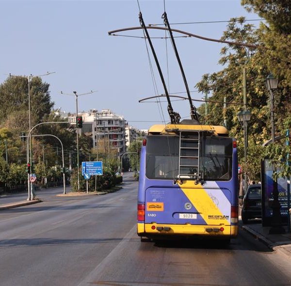 Τέλος εποχής: Ξεκίνησε από τον Πειραιά η αποξήλωση του δικτύου τρόλεϊ