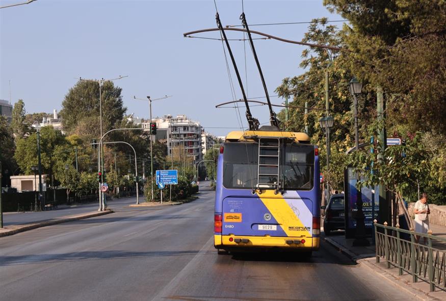 Τέλος εποχής: Ξεκίνησε από τον Πειραιά η αποξήλωση του δικτύου τρόλεϊ