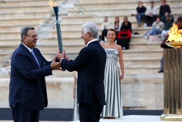 Η Ολυμπιακή Φλόγα παραδόθηκε στους διοργανωτές του «Μιλάνο-Κορτίνα 2026»