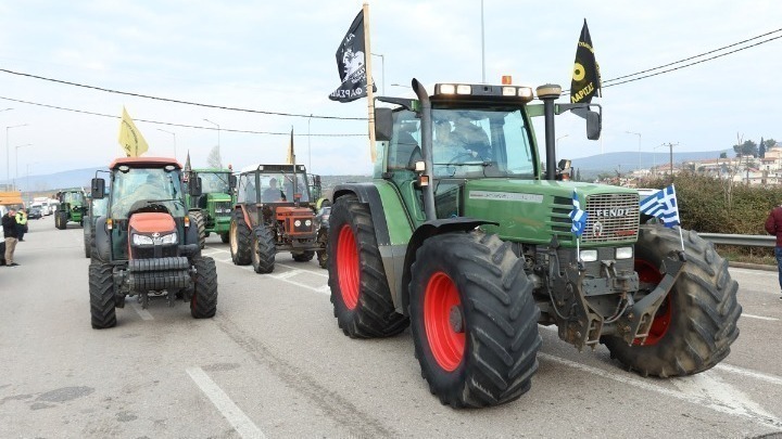 Αγροτικές κινητοποιήσεις σε όλη τη χώρα: Τρακτέρ στους δρόμους, άνοιγμα διοδίων ενόψει Χριστουγέννων