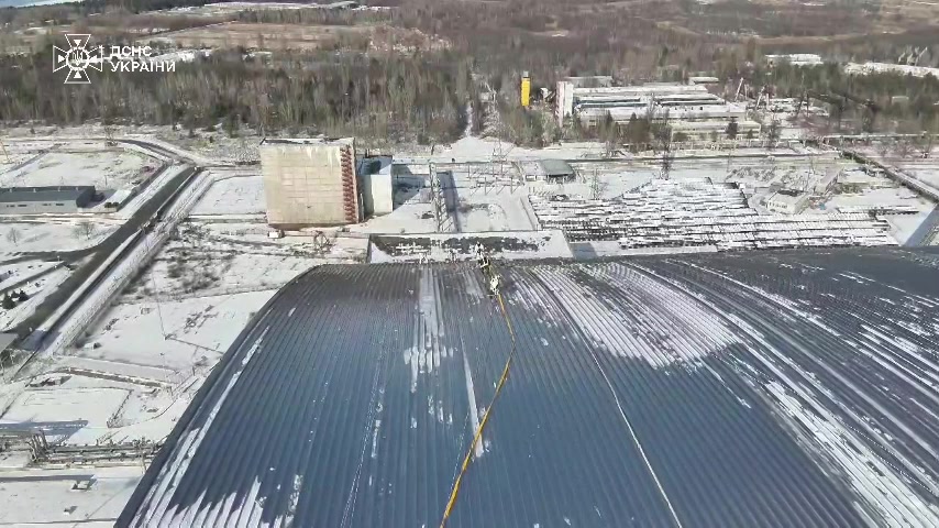 Ο θόλος του Τσερνόμπιλ χάνει μέρος της προστασίας του μετά από πλήγμα drone