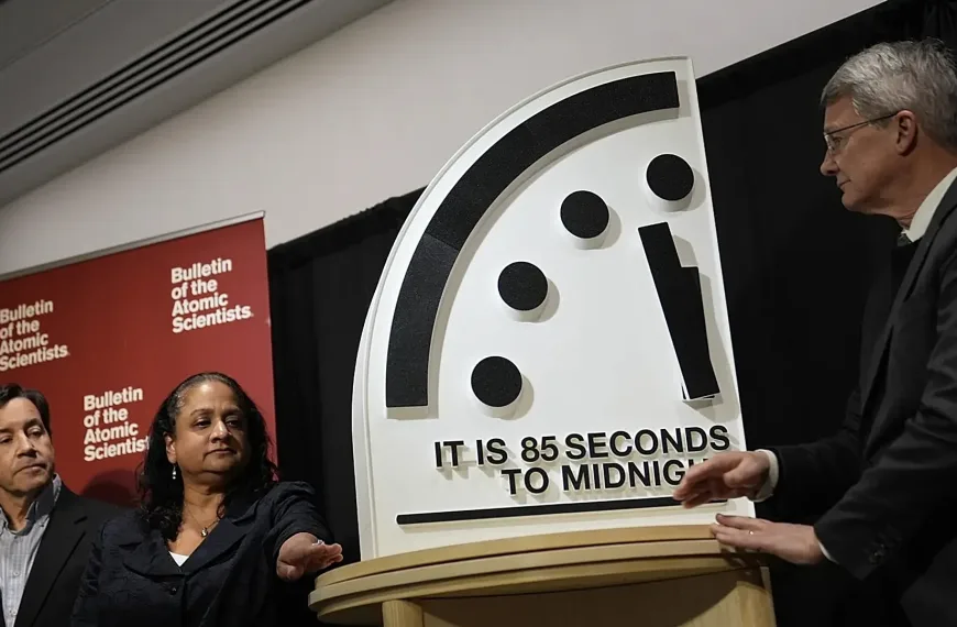 85 δευτερόλεπτα πριν το «μηδέν»: Το Ρολόι της Αποκάλυψης στην πιο σκοτεινή του ώρα