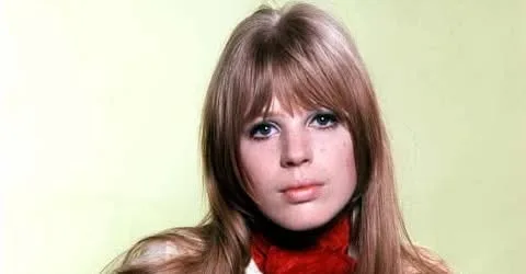 Ένα χρόνο μετά, η Marianne Faithfull παραμένει παρούσα
