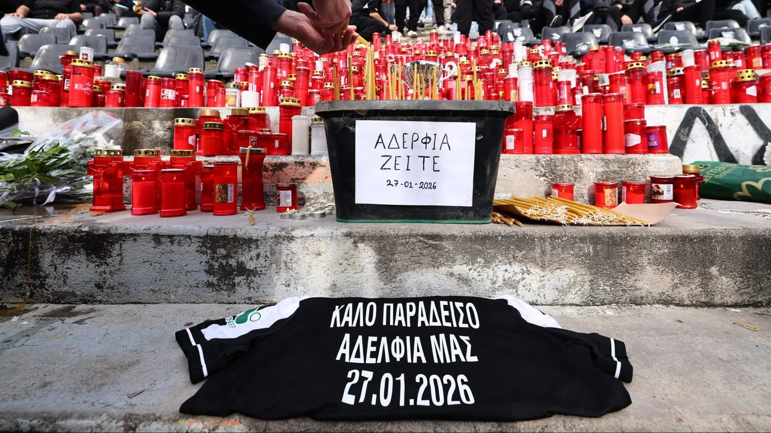 Τραγωδία στη Ρουμανία: Φόρος τιμής από φιλάθλους του ΠΑΟΚ- Προσπάθειες για να επιστρέψουν οι τραυματίες