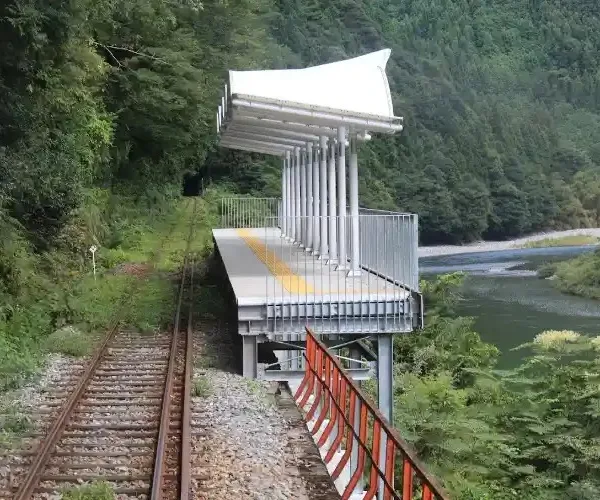 Ένας σιδηροδρομικός σταθμός στη μέση του πουθενά