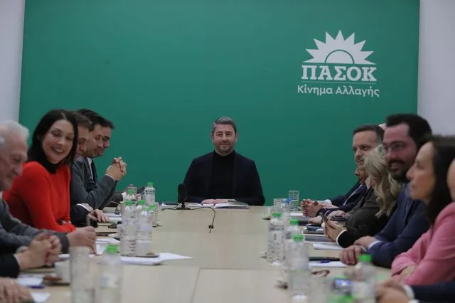 Από την “ακούνητη” στη…σπασμένη βελόνα- Το ΠΑΣΟΚ ανάμεσα στον Μητσοτάκη και τον Τσίπρα