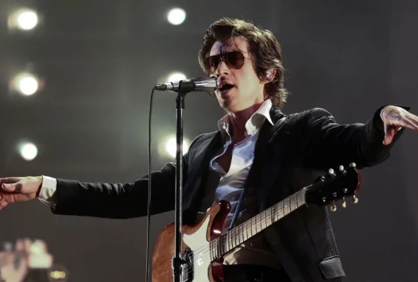 Arctic Monkeys: Νέο τραγούδι για τη War Child και επιστροφή με πολιτικό αποτύπωμα