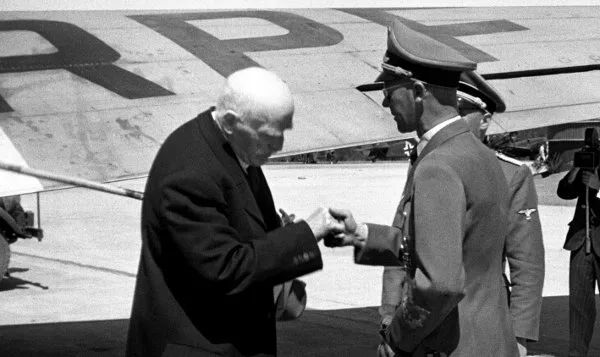 Η ιστορία επαναλαμβάνεται: Όταν ο Χάμσουν πρόσφερε το Νόμπελ Λογοτεχνίας στον… Γκέμπελς