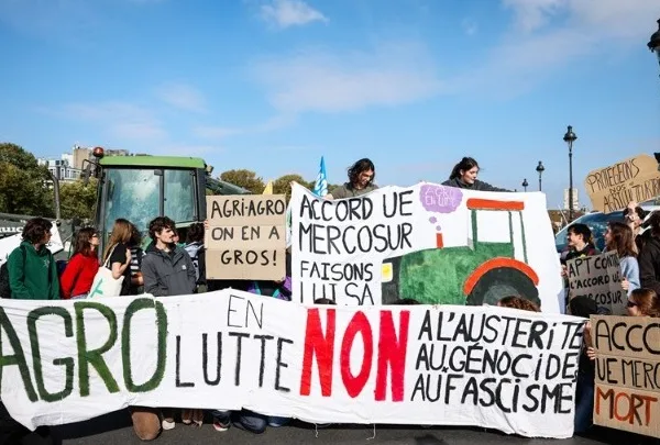 Τρακτέρ στον Πύργο του Άιφελ: Aγροτική διαμαρτυρία στην καρδιά του Παρισιού