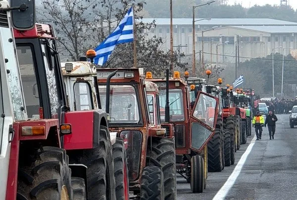 Αγροτικά μπλόκα με ανοιχτούς δρόμους: Προσωρινή αποσυμφόρηση ενόψει της συνάντησης με τον&hellip;