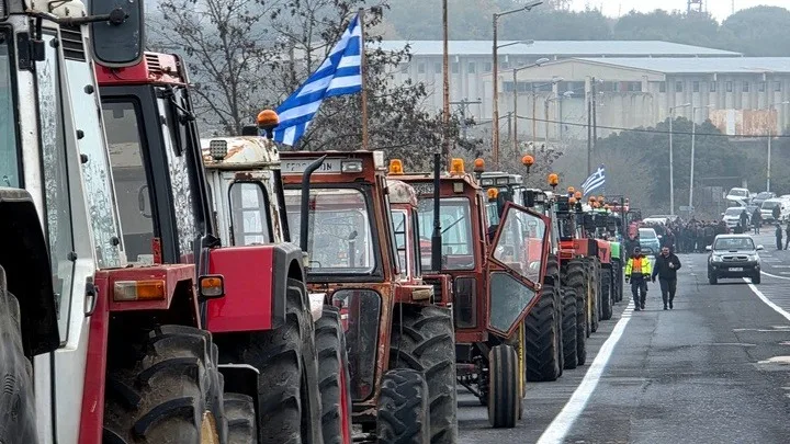 Αγροτικά μπλόκα με ανοιχτούς δρόμους: Προσωρινή αποσυμφόρηση ενόψει της συνάντησης με τον πρωθυπουργό