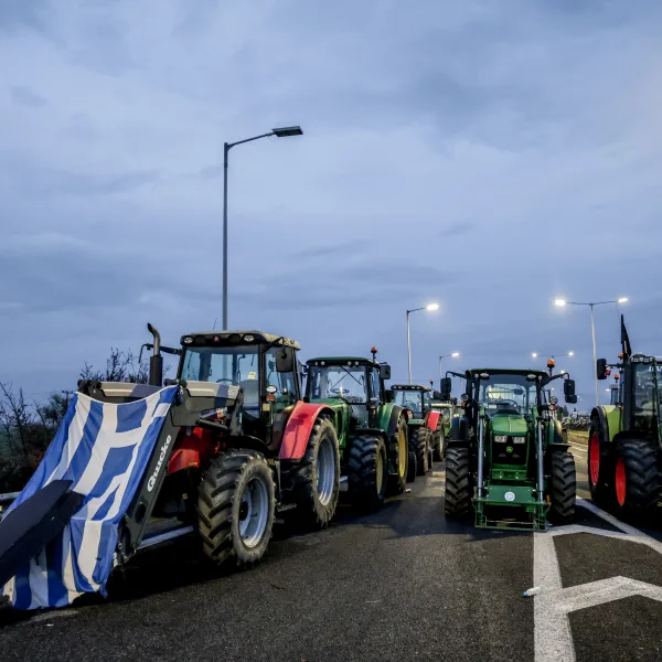 Κλιμάκωση των αγροτικών κινητοποιήσεων: Αποκλεισμοί σε Τέμπη, Μπράλο και Νέα Τρίγλια
