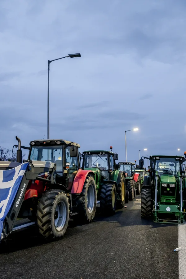 Κλιμάκωση των αγροτικών κινητοποιήσεων: Αποκλεισμοί σε Τέμπη, Μπράλο και Νέα Τρίγλια