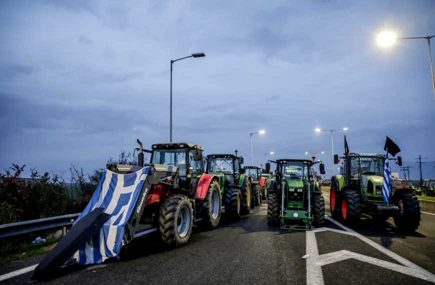 Κλιμάκωση των αγροτικών κινητοποιήσεων: Αποκλεισμοί σε Τέμπη, Μπράλο και Νέα Τρίγλια