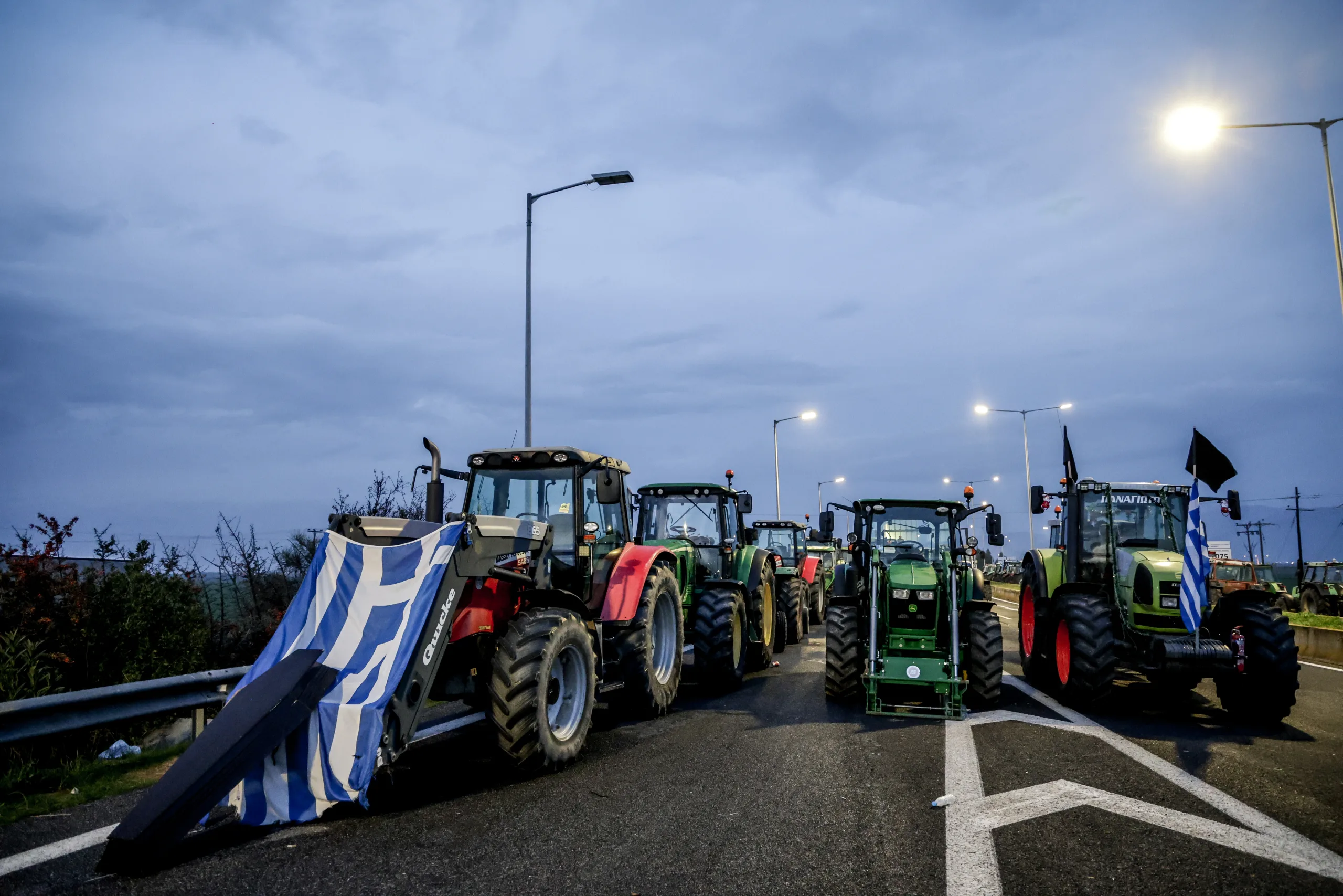 Κλιμάκωση των αγροτικών κινητοποιήσεων: Αποκλεισμοί σε Τέμπη, Μπράλο και Νέα Τρίγλια