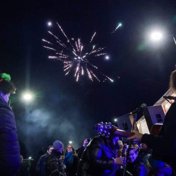 Πρωτοχρονιά στα μπλόκα: Οι αγρότες παραμένουν στον δρόμο με τρακτέρ και… ρεβεγιόν