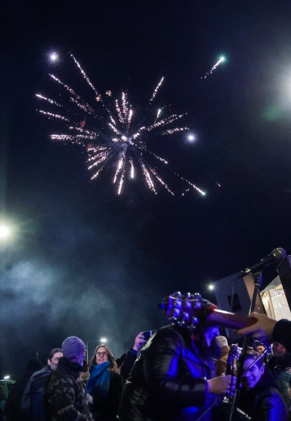 Πρωτοχρονιά στα μπλόκα: Οι αγρότες παραμένουν στον δρόμο με τρακτέρ και… ρεβεγιόν