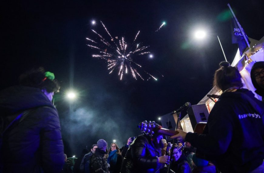 Πρωτοχρονιά στα μπλόκα: Οι αγρότες παραμένουν στον δρόμο με τρακτέρ και… ρεβεγιόν