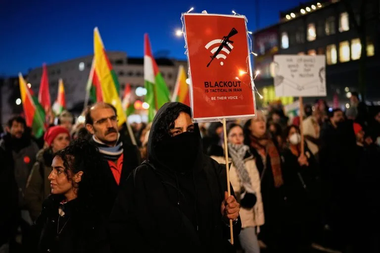 Ιράν: Ασαφή τα μηνύματα Τραμπ – Προληπτικές αποσύρσεις δυτικών δυνάμεων