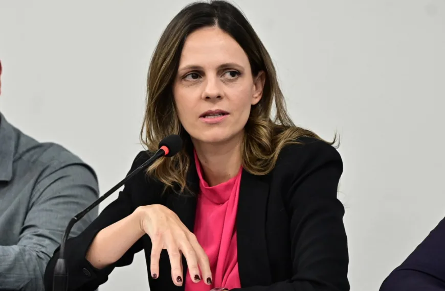 Πολιτικό μέτωπο από την Κεντροαριστερά έως τη ριζοσπαστική Αριστερά προτείνει η Έφη Αχτσιόγλου