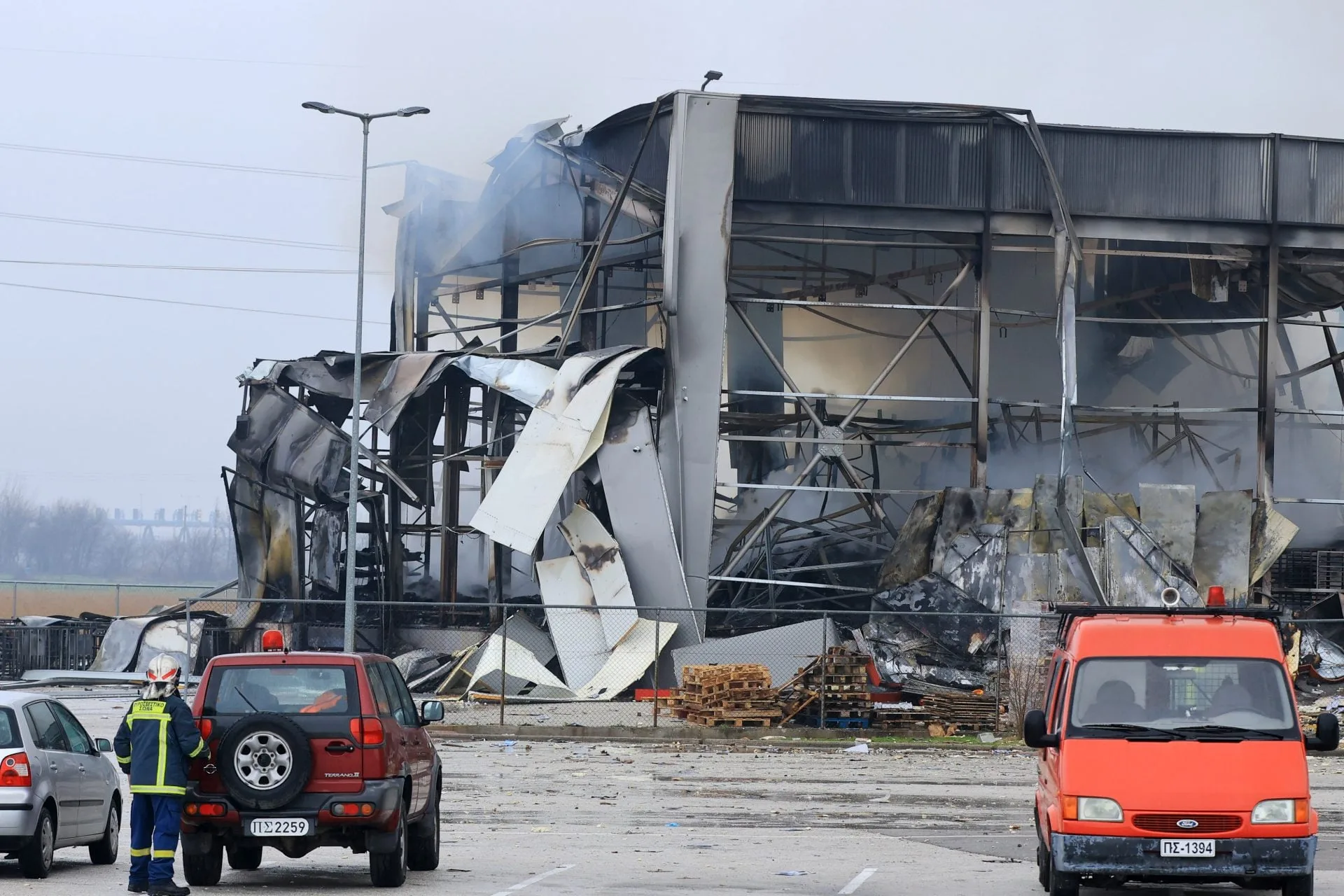 Τραγωδία στα Τρίκαλα: «Παγώνει» το πολιτικό σκηνικό – Οι αντιδράσεις της ηγεσίας για τη φονική πυρκαγιά