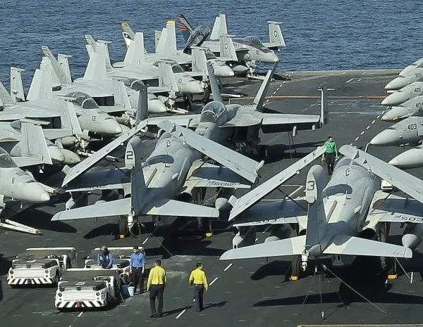 Σύννεφα πολέμου πάνω από τον Περσικό Κόλπο: Η αμερικανική αρμάδα πλησιάζει το Ιράν