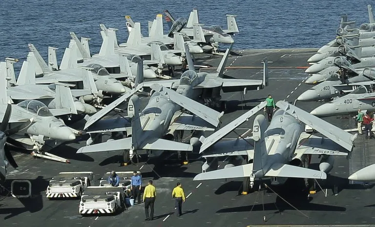 Σύννεφα πολέμου πάνω από τον Περσικό Κόλπο: Η αμερικανική αρμάδα πλησιάζει το Ιράν