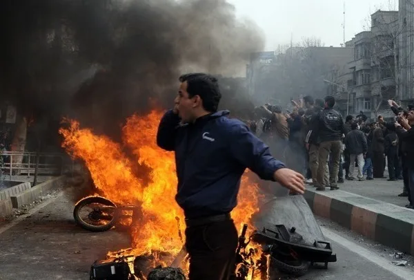 Το Ιράν «βράζει»: Προειδοποιήσεις Τραμπ για τη βίαιη καταστολή των διαδηλώσεων