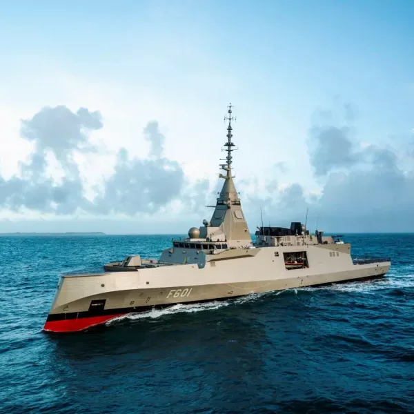 Η φρεγάτα «Κίμων» πλέει προς το Αιγαίο – Η νέα ναυαρχίδα του ελληνικού στόλου φτάνει στον Σαρωνικό