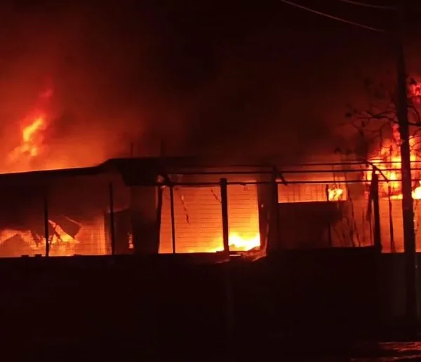 Πυρκαγιά σε εργοστάσιο πλαστικών στο Μενίδι: Τοξικό νέφος οκτώ ώρες μετά –&hellip;