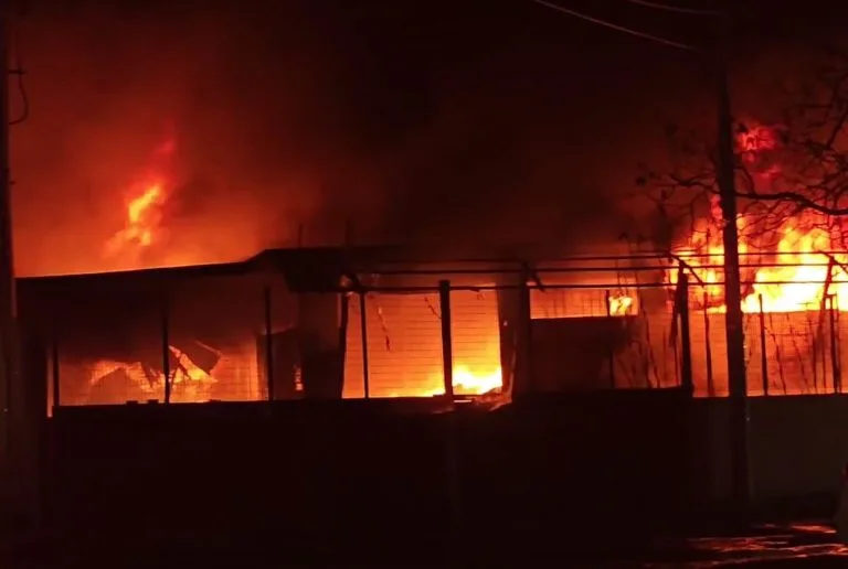 Πυρκαγιά σε εργοστάσιο πλαστικών στο Μενίδι: Τοξικό νέφος οκτώ ώρες μετά – Ήχησε το&hellip;