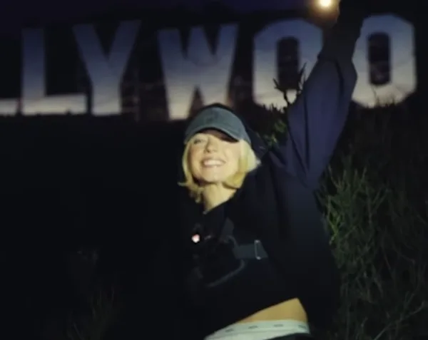 Σάλος στο Χόλιγουντ: Η Σίντνεϊ Σουίνι στο επίκεντρο αντιδράσεων για διαφημιστική ενέργεια στην εμβληματική επιγραφή