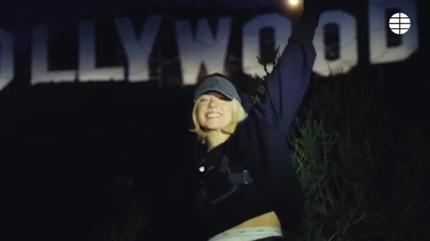 Σάλος στο Χόλιγουντ: Η Σίντνεϊ Σουίνι στο επίκεντρο αντιδράσεων για διαφημιστική ενέργεια στην εμβληματική επιγραφή