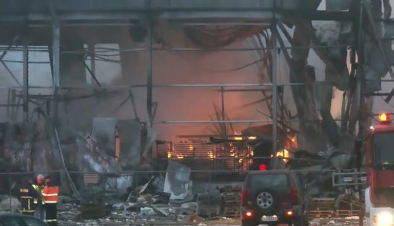 Τραγωδία στα Τρίκαλα: Τέσσερις νεκρές και μία αγνοούμενη μετά την έκρηξη στο εργοστάσιο «Βιολάντα» – Μάχη με τις αναζωπυρώσεις