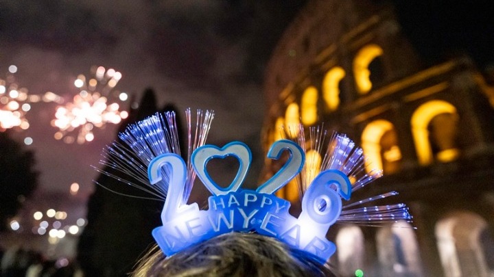 Ο κόσμος υποδέχεται το 2026