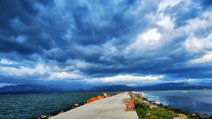 Αλλαγή σκηνικού στον καιρό: Βροχές, καταιγίδες και άνοδος θερμοκρασίας από σήμερα
