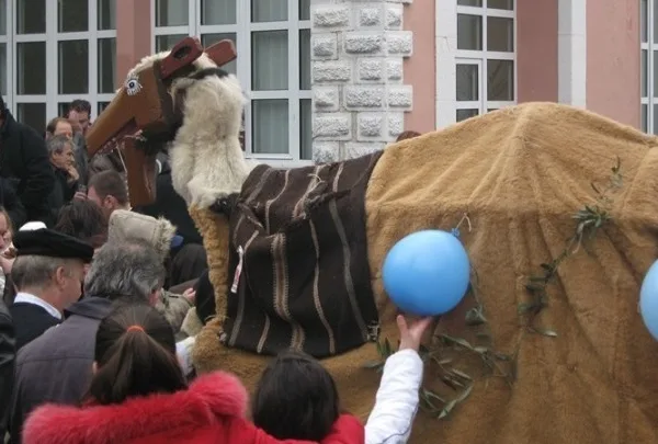 Έθιμα με «ρίζες» κρυμμένες στον χρόνο αναβιώνουν στη Β. Ελλάδα για τα&hellip;