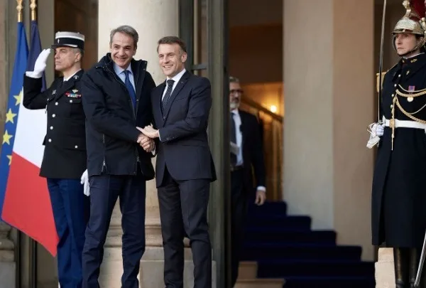 Μητσοτάκης από Παρίσι: Κρίσιμη η ενίσχυση των ουκρανικών ενόπλων δυνάμεων για την ασφάλεια της Ευρώπης