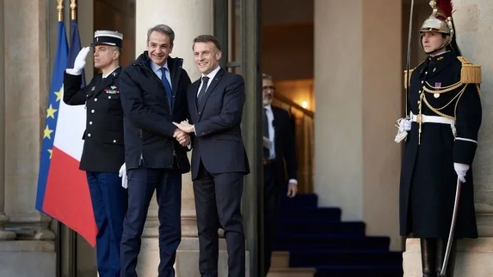 Μητσοτάκης από Παρίσι: Κρίσιμη η ενίσχυση των ουκρανικών ενόπλων δυνάμεων για την ασφάλεια της Ευρώπης